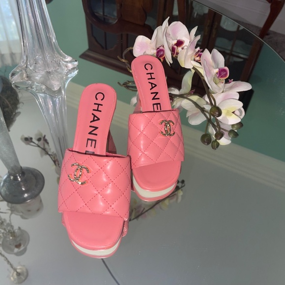 Chanel Pink Lambskin Quilted CC Open Toe Slides NEW European size 36 Made Italy - Picture 6 of 17